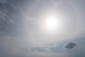 Guardian: «Ελλιπώς ενημερωμένοι για τον καύσωνα οι ξένοι που επισκέπτονται την Ελλάδα»