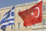 Ελληνική και τουρκική σημαία μπροστά από την Βουλή