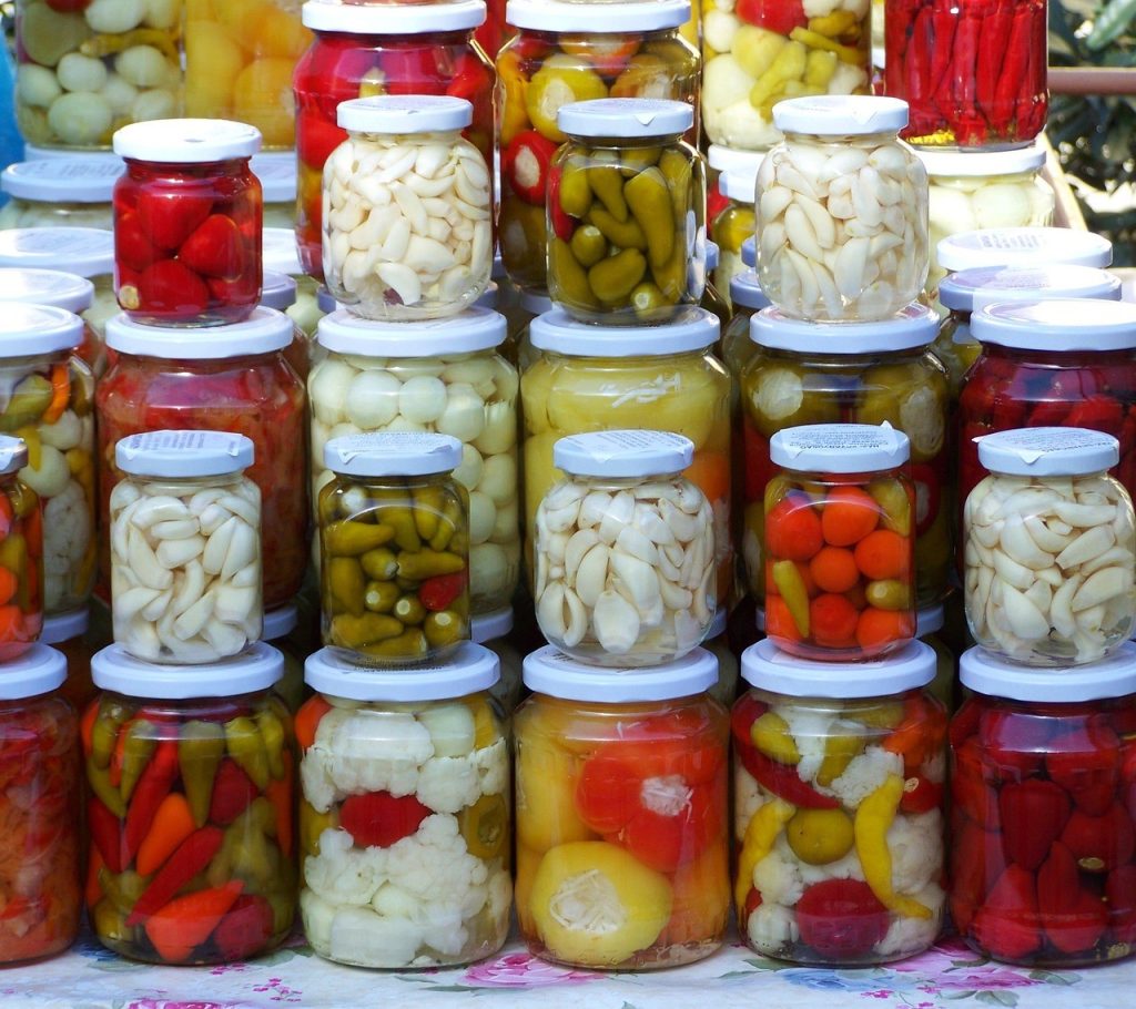 TikToker γεμίζει πισίνα με 50.000 πίκλες και προσκαλεί όλη τη γειτονιά…να κολυμπήσει! Τι άλλο θα δούμε, vid
