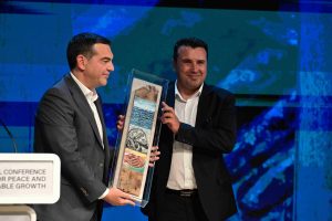 Τσίπρας για Μητσοτάκη: “Σωστή πολιτική” και όχι “κωλοτούμπα” η μη καταγγελία της Συμφωνίας των Πρεσπών