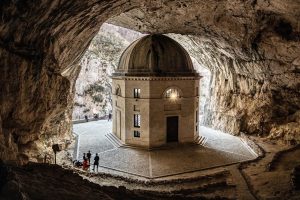 Άφωνοι οι αρχαιολόγοι! Το μυστήριο με τον βάσκικο βωμό της ρωμαϊκής εποχής που ήταν μέσα σε πηγάδι