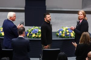 Γερμανική Βουλή: Χειροκρότησαν όρθιοι σαν ήρωα τον Ζελένσκι! Ποιά κόμματα έφυγαν, vid