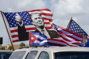Τραμπ: «Δεν θα έπρεπε να είμαι εδώ! Ο Θεός εμπόδισε να συμβεί το αδιανόητο»
