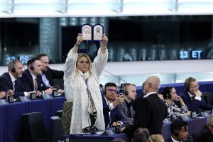 «Εδώ είναι το σπίτι του σατανά»!! Επεισόδιο με Ευρωβουλευτή που κρατούσε εικόνα του Χριστού, vid
