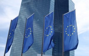 Η ΕΕ θα επιδιώξει μια συμφωνία με τις ΗΠΑ προετοιμάζοντας παράλληλα αντίμετρα
