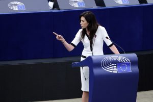 «Θα πρέπει να πάτε φυλακή»! Πολωνέζα ευρωβουλευτής «διέλυσε» την von der Leyen!