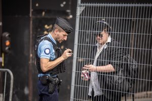 Δυστοπικός εφιάλτης στο Παρίσι! Κάτοικοι κυκλοφορούν μόνο με QR code! vid