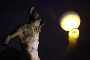 Μετά το σοκ της έναρξης, οι Γάλλοι επανέρχονται με δυστοπικό σόου στην τελετή λήξης