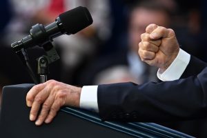 «Πάρτε αυτό!»: Η χειρονομία βουλευτή προς το Σατανάτο! Το ΒΙΝΤΕΟ που ανέβασε ο Μεντβέντεφ