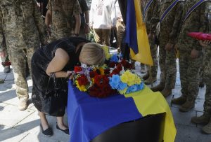 Βάζοντας τα κλάματα, Ουκρανή μητέρα πήγε στη Βουλή του Κιέβου απαιτώντας να μάθει που είναι το παιδί της, vid