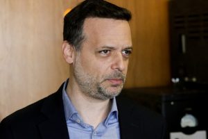 Δούκας: “Εφαρμόζουμε την ενεργειακή δημοκρατία στην πράξη” – Τα νοικοκυριά που απαλλάσσονται από τα τέλη