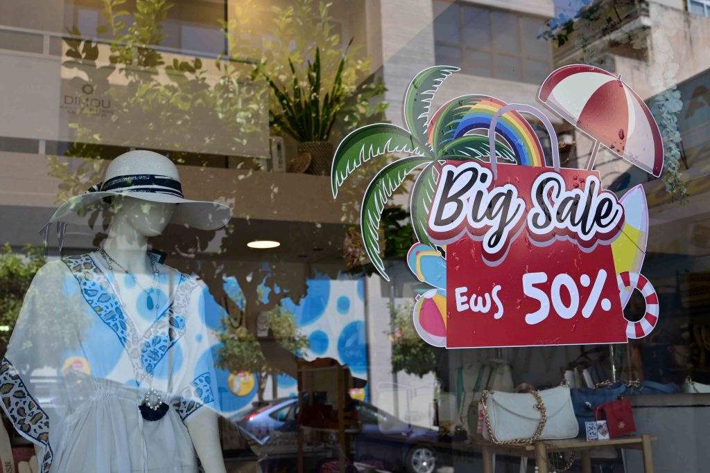 Ξεκινούν σήμερα οι θερινές εκπτώσεις: Ποια Κυριακή θα είναι ανοιχτά τα καταστήματα