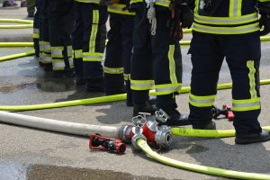 Πυροσβέστες έσπασαν τα τζάμια αυτοκινήτου… για να φτάσουν στον πυροσβεστικό κρουνό! Το βίντεο που έχει διχάσει(vid)