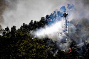 Δράμα: Φωτιά καίει δασική έκταση σε δύσβατη ορεινή περιοχή – Σηκώθηκαν και εναέρια μέσα