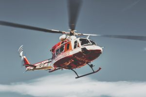 Πυροσβεστικό ελικόπτερο συντρίβεται και τυλίγεται στις φλόγες!Πρόλαβαν και βγήκαν οι πιλότοι(vid)