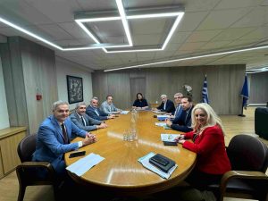 Κεραμέως: Προτεραιότητα η πιστή εφαρμογή της Ψηφιακής Κάρτας Εργασίας στο λιανεμπόριο