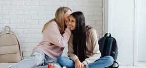 Πώς θα καταλάβετε όσους παίζουν παιχνίδια “πίσω από την πλάτη σας”