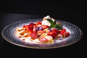 Street food: Φτιάχνει κρέπα με παγωτό κρέμα, φράουλες και ακτινίδιο!(vid)