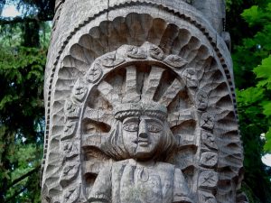 Shigir Idol: Το αρχαιότερο ξυλόγλυπτο στον κόσμο με τα μυστηριώδη σκαλιστά πρόσωπα