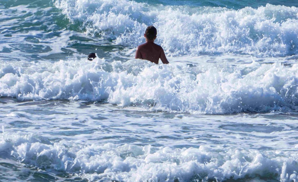 Το Λιμενικό διέσωσε 5χρονο που παρασύρθηκε με φουσκωτό στρώμα στη Λήμνο