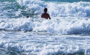 Καιρός: Ζέστη και θυελλώδεις βοριάδες έως 8 μποφόρ στο Αιγαίο μέχρι την Κυριακή