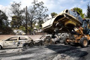 Συγκεντρώνονται οι συγγενείς θυμάτων από την φονική πυρκαγιά στο Μάτι έξω από το Εφετείο Αθηνών