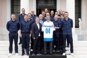 Μητσοτάκης: Συνάντησε την εθνική ομάδα του Euro 2004 -“Είκοσι χρόνια μετά μας κάνετε υπερήφανους” – ΦΩΤΟ