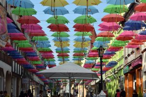 Γιγαντιαίες αυτόματες ομπρέλες προσφέρουν σκιά κατά τη διάρκεια της ημέρας στη Σαουδική Αραβία!(vid)