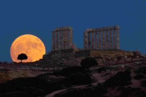 Πανσέληνος Ιουνίου: Πότε θα φωτίσει τον νυχτερινό ουρανό το «Φεγγάρι της Φράουλας»