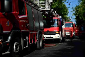 Μεταξουργείο: Φωτιά σε εγκαταλελειμμένο κτίριο και σε δύο ΙΧ οχήματα – ΒΙΝΤΕΟ