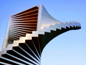 “Η Σκάλα της Αγάπης”: Aν κάνεις το παραμικρό λάθος θα βρεθείς στο κενό – Γιατί προσελκύει τουρίστες από όλο τον κόσμο(vid)