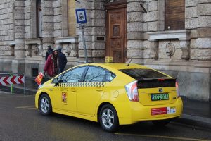 Αστυνομικός σταματά αυτοκινούμενο όχημα που…κινείται στο αντίθετο ρεύμα!(vid)