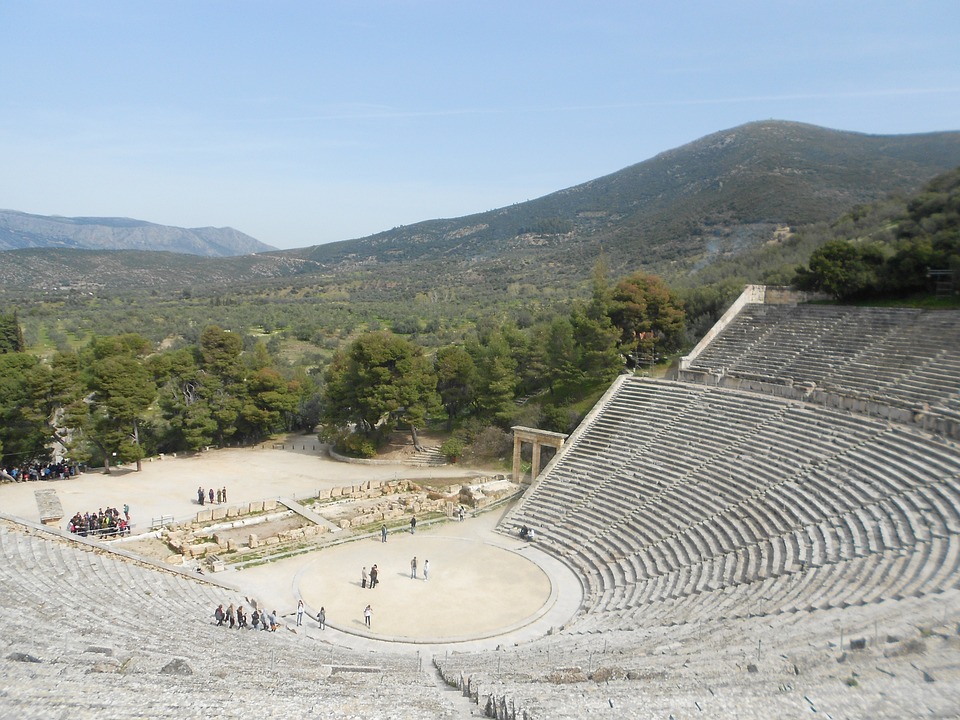 Δύο μικρά αλεπουδάκια έγιναν η ατραξιόν της βραδιάς στο θέατρο της Επιδαύρου! ΒΙΝΤΕΟ