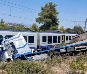 Συνελήφθη ο οδηγός του φορτηγού που συγκρούστηκε με αμαξοστοιχία στην Αυλίδα