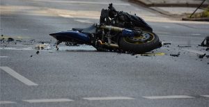 Τραγωδία στην Καρδίτσα με νεαρό δικυκλιστή – Τραυματίστηκε σοβαρά άλλος ένας νεαρός