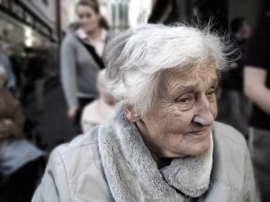 Σαρώνει το βίντεο με την Ελληνίδα γιαγιά από την Αμερική που τιμώρησε… τις εγγονές της