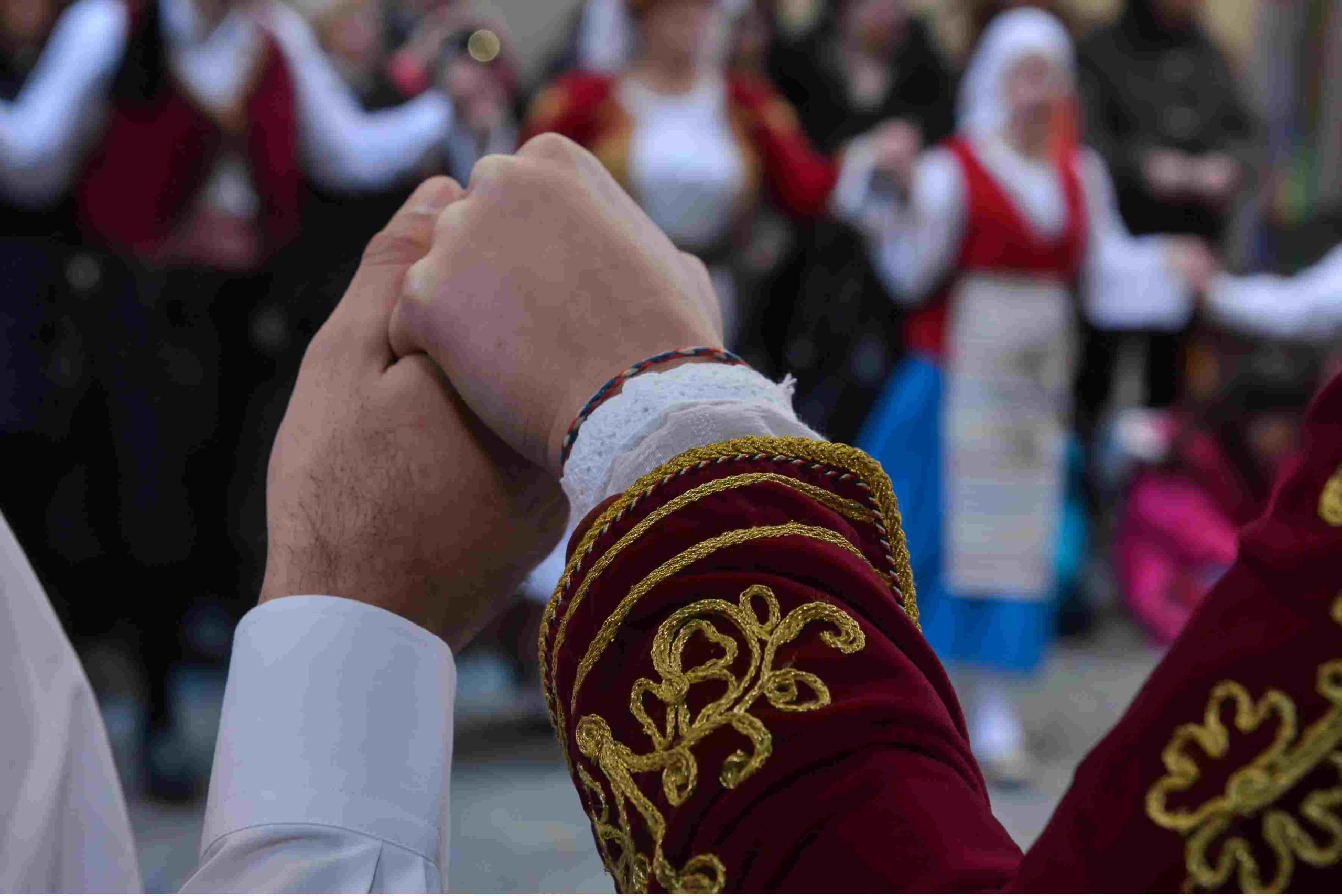 Συγκινητικό! Το ιαπωνικό συγκρότημα “ΚΕΦΙ” χορεύει ελληνικούς χορούς στο Τόκιο, vid
