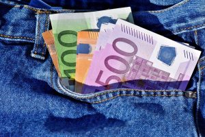 Λαμία: Στη φυλακή τραπεζικός υπάλληλος – Εξαπατούσε πελάτες και υπεξαίρεσε χιλιάδες ευρώ
