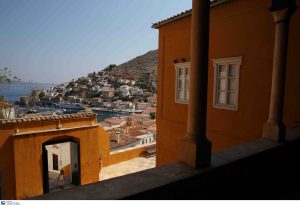 «Διαφημίζοντας την Ελλάδα – Οι απαρχές του ελληνικού τουρισμού»: Έκθεση σε ιστορική οικία στην Ύδρα