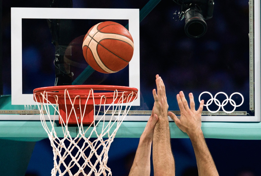 Απίθανο βίντεο: Παίκτης πέταξε το παπούτσι του σε αντίπαλο για να κλέψει τη μπάλα!