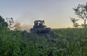 Το ρωσικό τανκ T-90M Proriev επιτίθεται στο «μέτωπο»