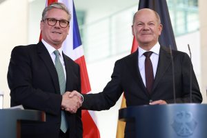 Στάρμερ -Βρετανία: Θέλει να συνεργαστεί με την Ευρώπη για να αντιμετωπίσει την ακροδεξιά