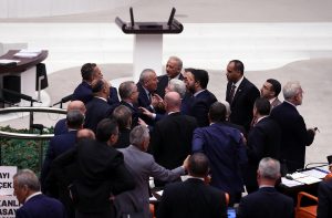 Ρινγκ το τουρκικό κοινοβούλιο – Υπουργός πιάστηκε στα χέρια με βουλευτές της αντιπολίτευσης(vid)