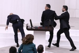 Άγριο ξύλο στην τουρκική Βουλή! Βάφτηκε με αίμα το πάτωμα! ΒΙΝΤΕΟ