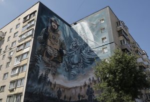 Ουκρανή μητέρα γαντζώνεται από το όχημα που απήγαγε τον γιό της, video