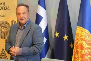Καθαρά Δευτέρα: Ο Αγγελούδης ευχήθηκε με στίχους του Ελύτη- “Να γίνουμε άνεμος για τον χαρταετό…”