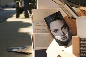 Η “Zombie Angelina Jolie” του Ιράν αποκάλυψε το πραγματικό της πρόσωπο μετά την αποφυλάκισή της(vid)