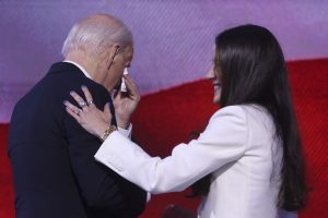 Το νέο ΒΙΝΤΕΟ με τον Μπάιντεν που προκάλεσε ανησυχία στις ΗΠΑ