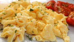 Πώς να φτιάξετε τα πιο αφράτα και νόστιμα “scrambled eggs” – BINTEO