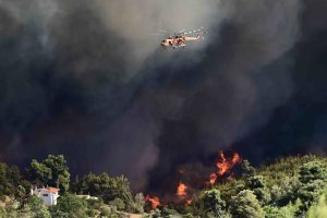 Μεγάλη επιχείρηση απεγκλωβισμού πολιτών από τα αυτοκίνητά τους – Κάηκαν σπίτια(vid)